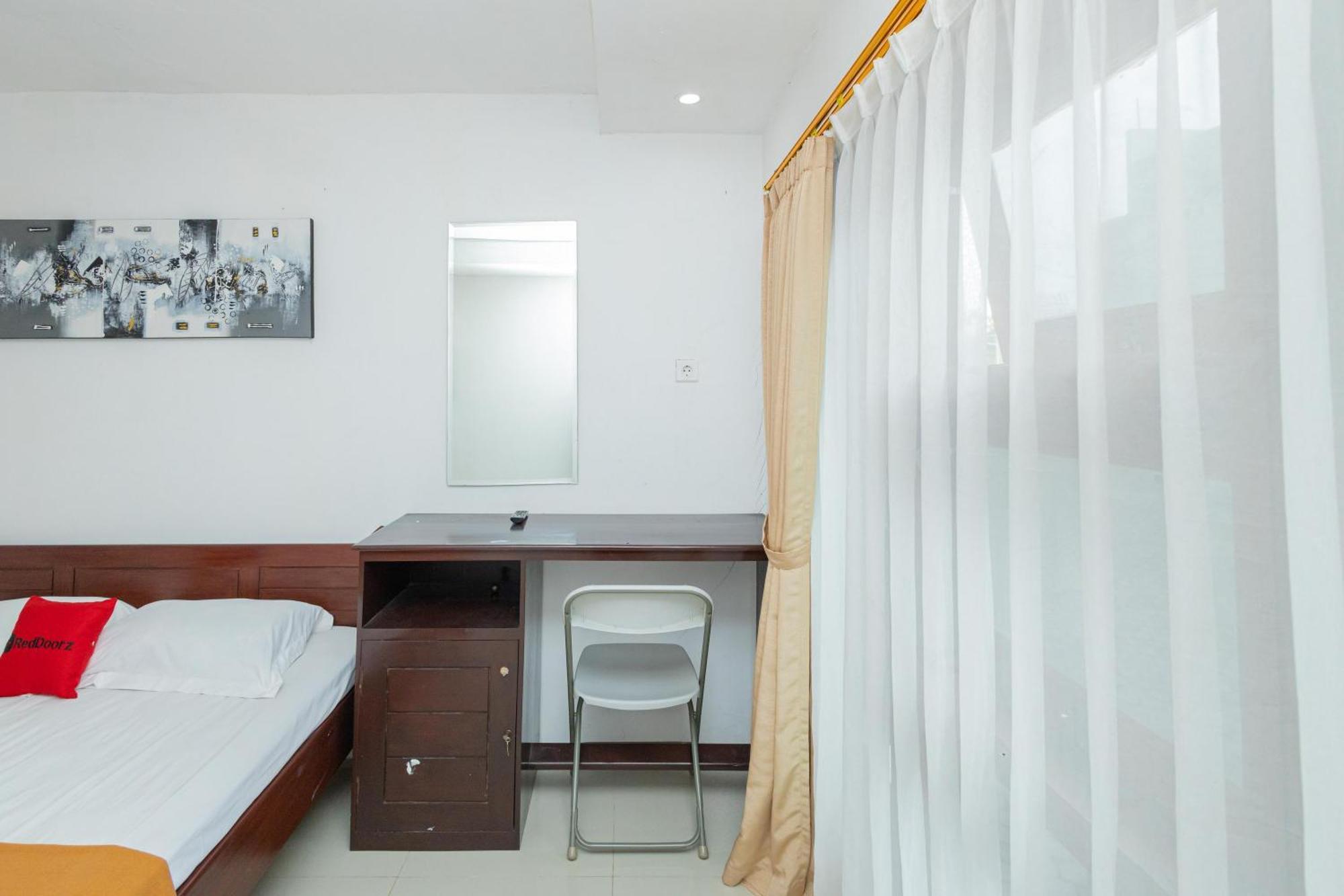 Appartement Reddoorz Syariah At Wisma Djokorio Poncokusumo à Malang Extérieur photo