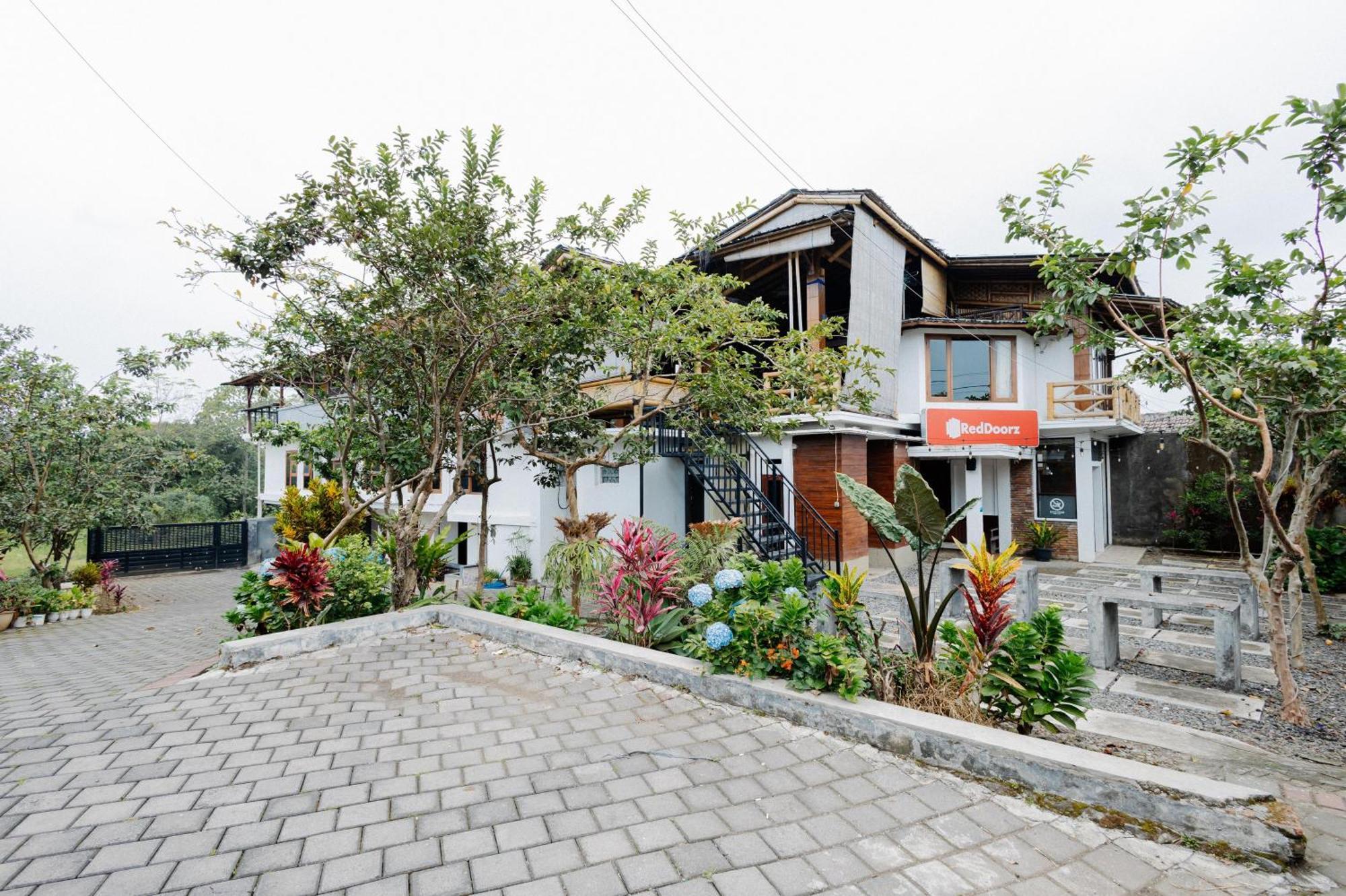 Reddoorz Syariah At Wisma Djokorio Poncokusumo Malang Extérieur photo