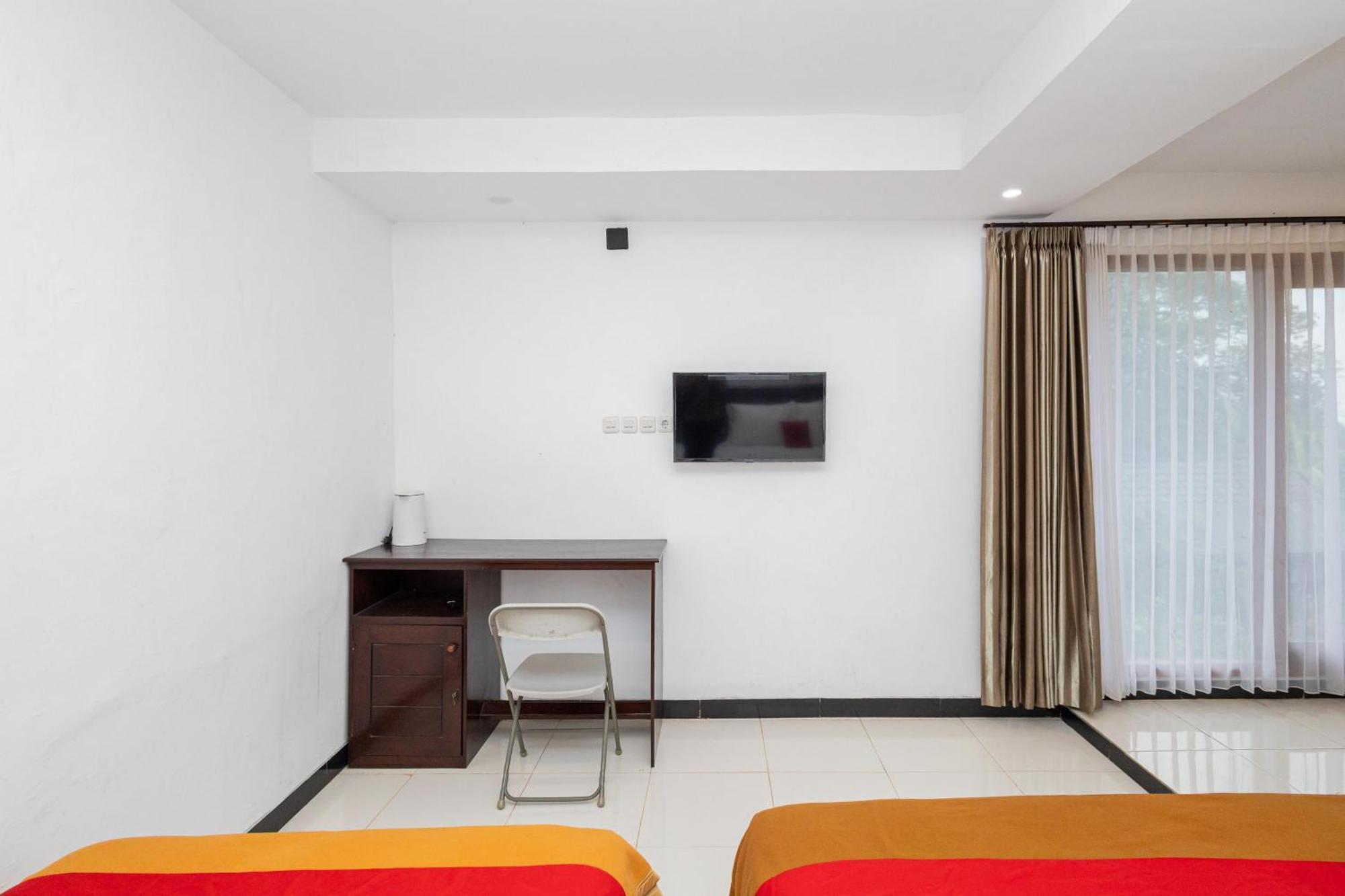 Appartement Reddoorz Syariah At Wisma Djokorio Poncokusumo à Malang Extérieur photo