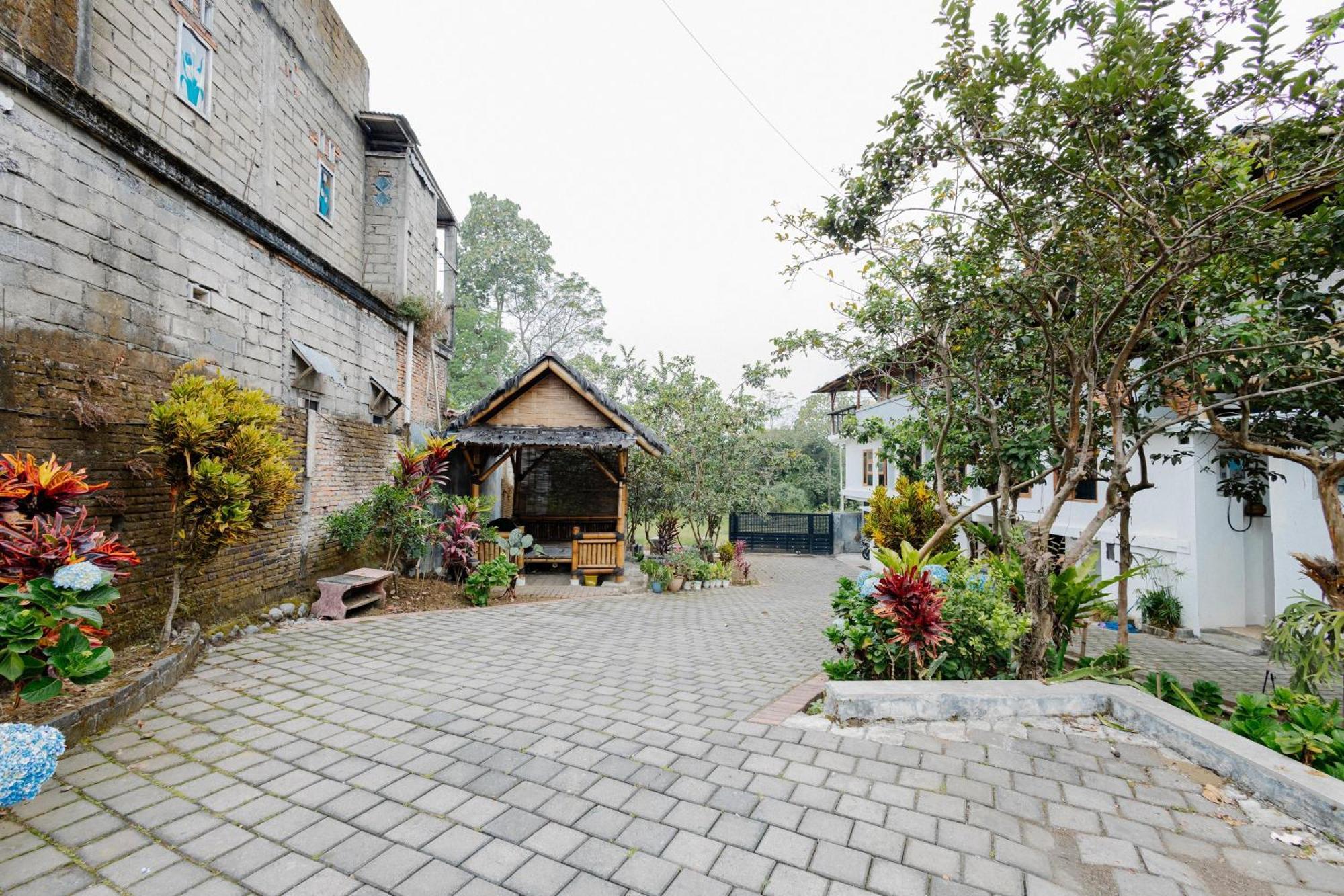 Reddoorz Syariah At Wisma Djokorio Poncokusumo Malang Extérieur photo