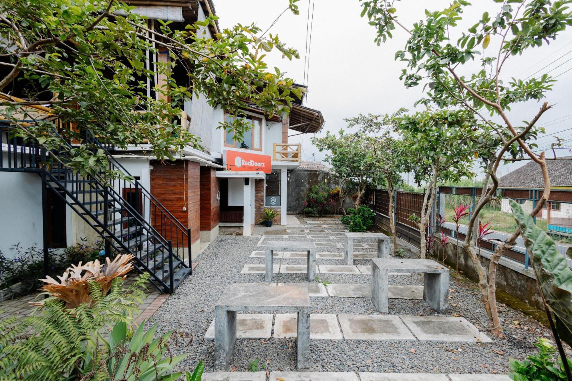 Reddoorz Syariah At Wisma Djokorio Poncokusumo Malang Extérieur photo