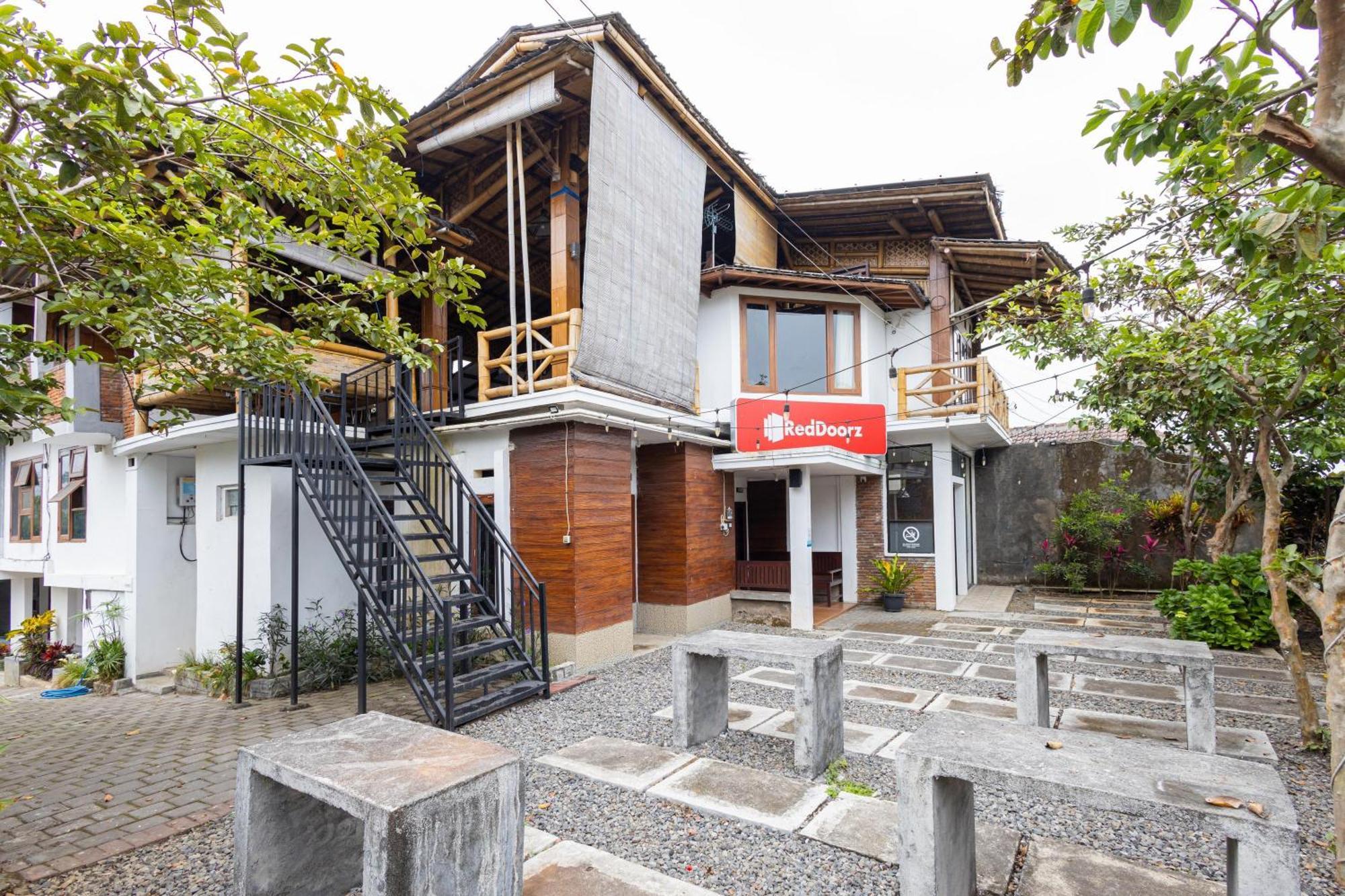 Reddoorz Syariah At Wisma Djokorio Poncokusumo Malang Extérieur photo