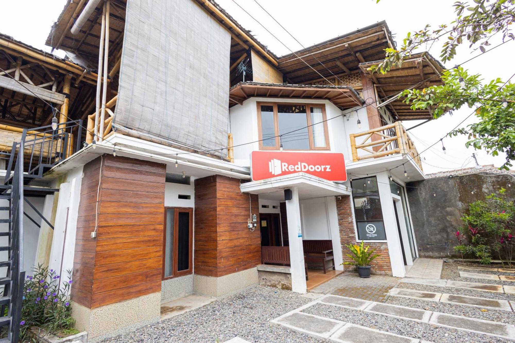 Appartement Reddoorz Syariah At Wisma Djokorio Poncokusumo à Malang Extérieur photo