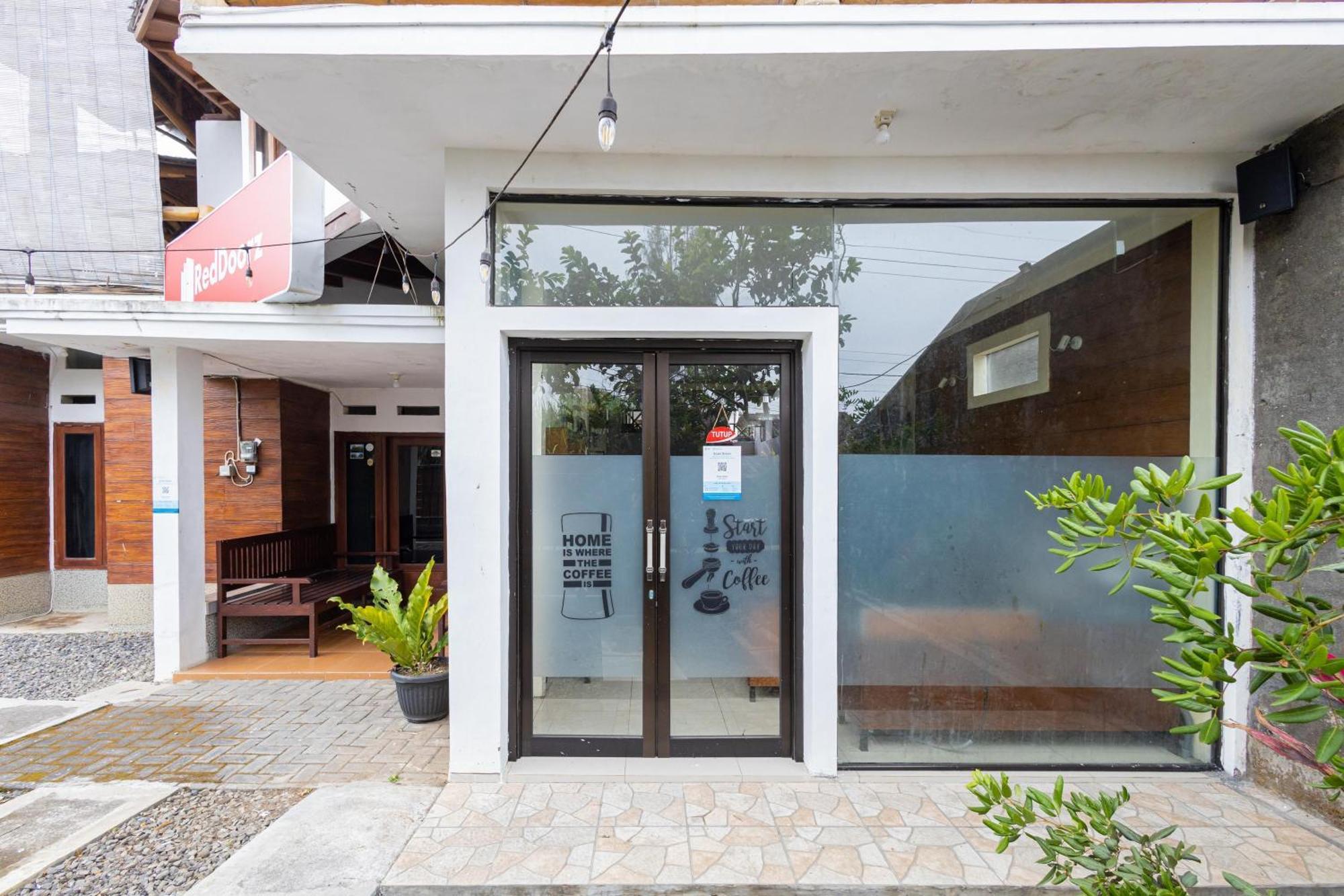Reddoorz Syariah At Wisma Djokorio Poncokusumo Malang Extérieur photo