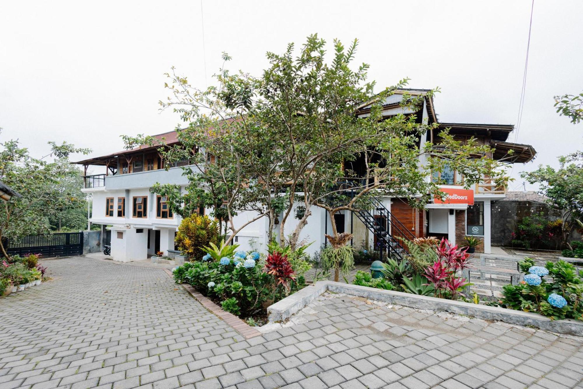 Reddoorz Syariah At Wisma Djokorio Poncokusumo Malang Extérieur photo