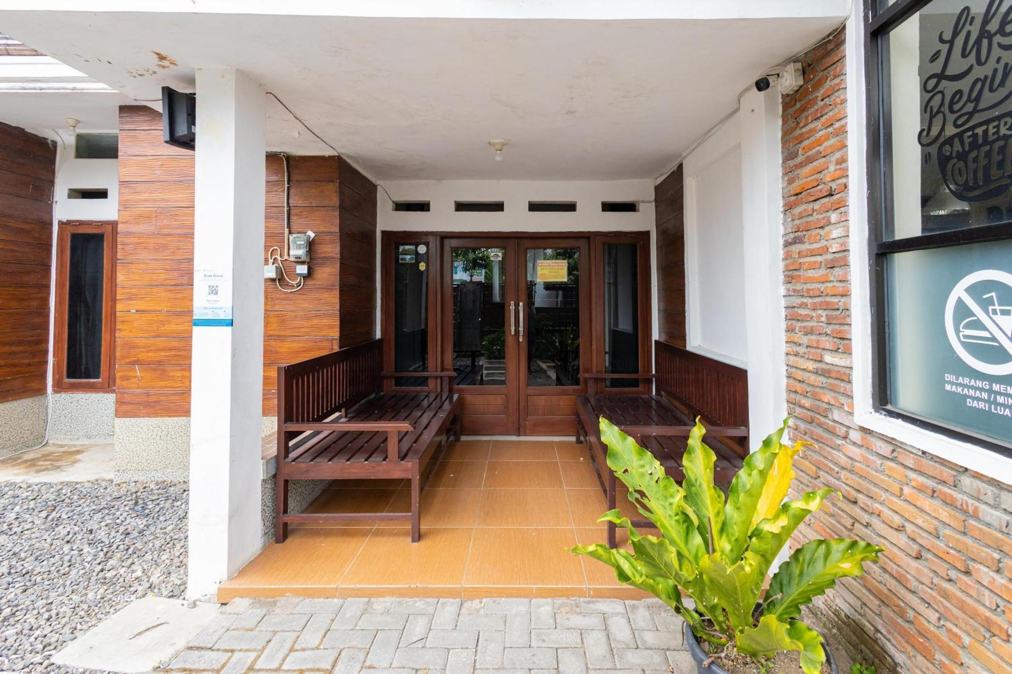 Appartement Reddoorz Syariah At Wisma Djokorio Poncokusumo à Malang Extérieur photo