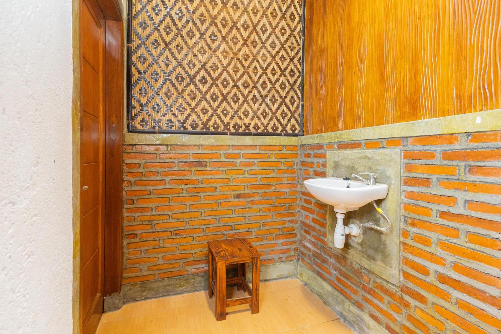 Reddoorz Syariah At Wisma Djokorio Poncokusumo Malang Extérieur photo